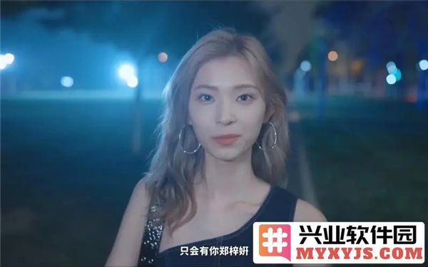 在繁华都市中，郑梓妍为何被美艳女子环绕无尽魅惑