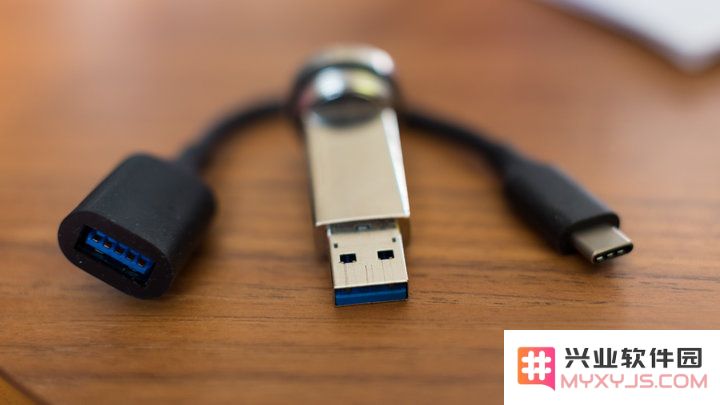 探究为什么 iPhone 数据线的 USB 接口设计为不能正反插的原因与影响