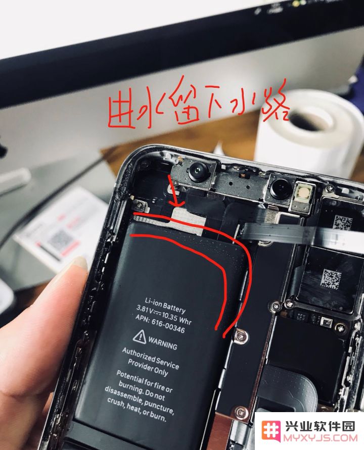iPhone 进水后有哪些痕迹？苹果官方是如何检测 iPhone 进水的？