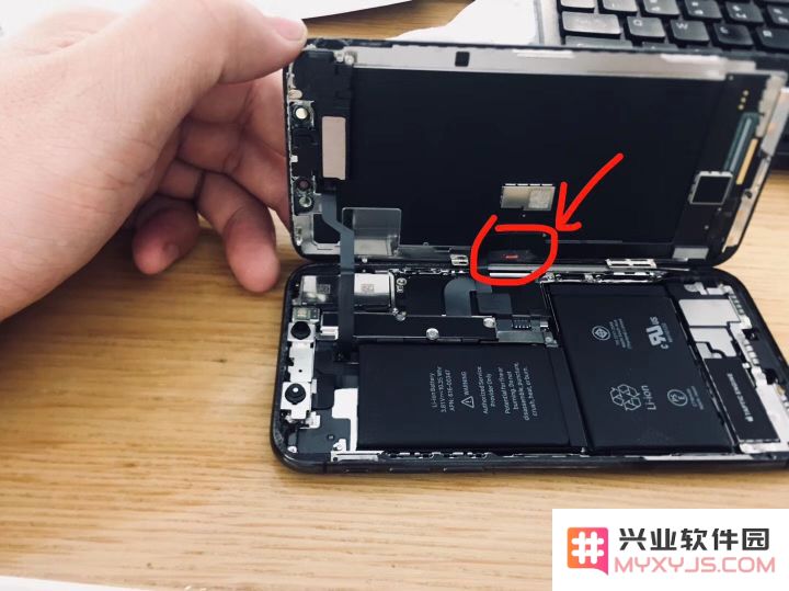 iPhone 进水后有哪些痕迹？苹果官方是如何检测 iPhone 进水的？