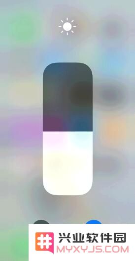 喜欢入睡前玩手机？iPhone 这两个功能很贴心