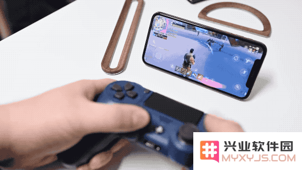 使用 PS 手柄在 iPhone XS Max 玩「堡垒之夜」是一种什么体验？