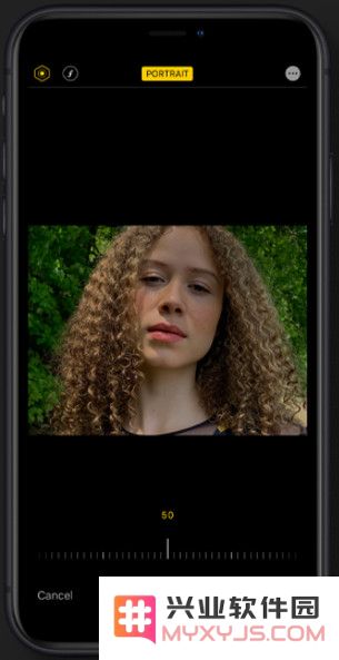 iOS 13 人像拍照新玩法：人像光效控制与高调单色光