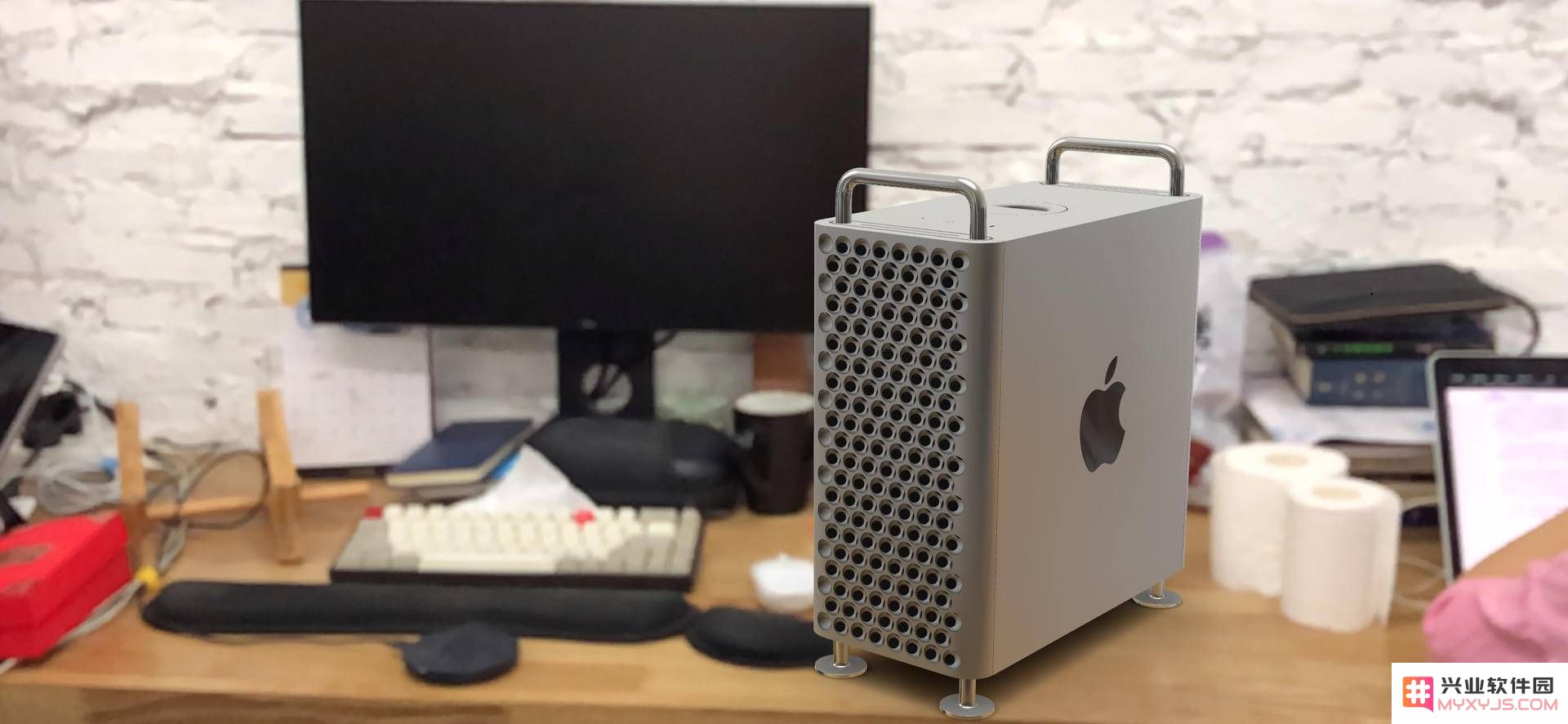如何利用 iPhone 将价值 5 万元的 Mac Pro 精确放置于您的书桌上，提升工作环境的高端感？