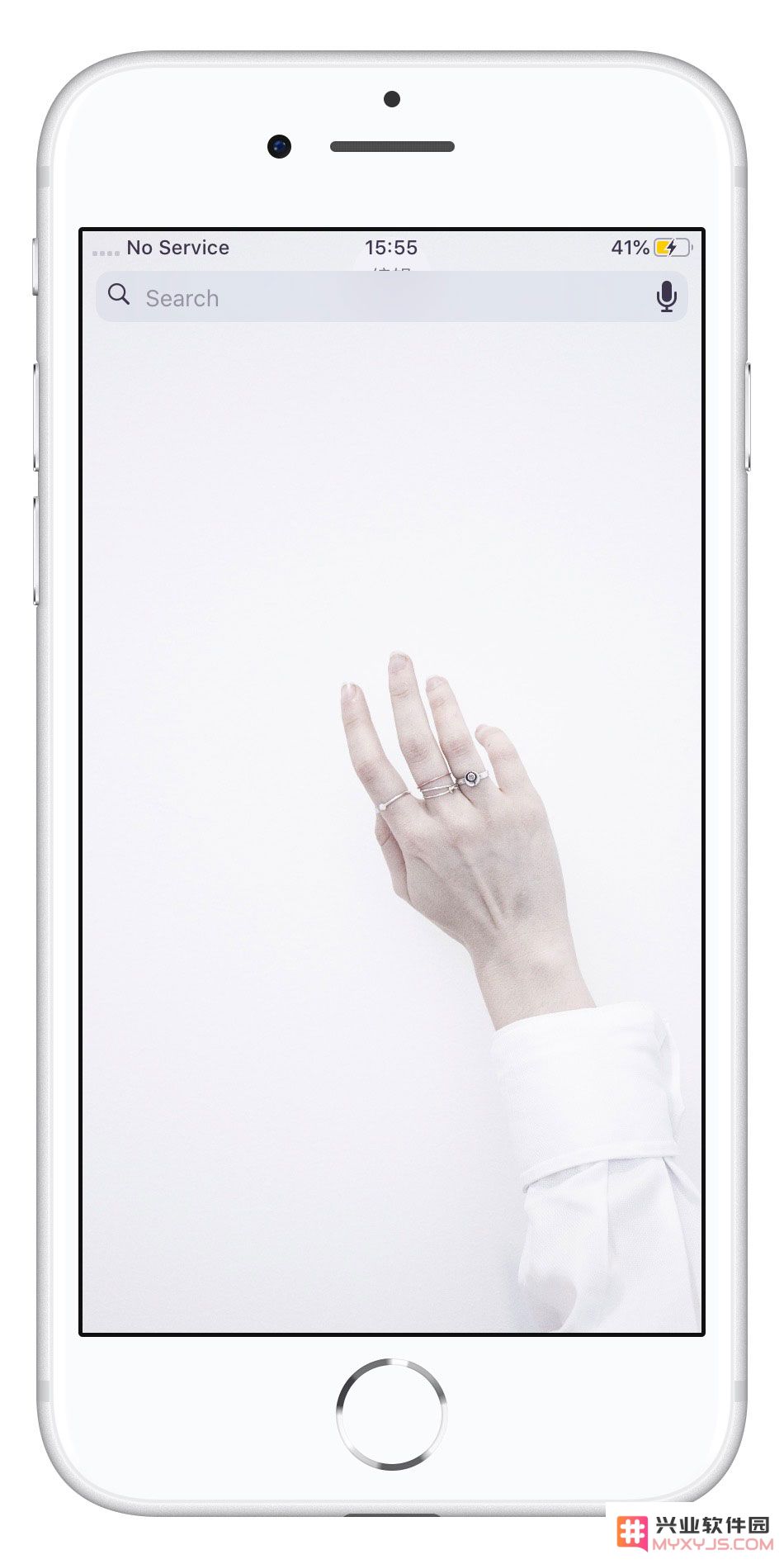 除了设置飞行模式外，iPhone 还能通过什么方法处于无服务状态？
