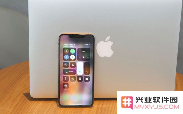 为什么很多人认为 iPhone 运行流畅，而 Android 设备会非常卡？