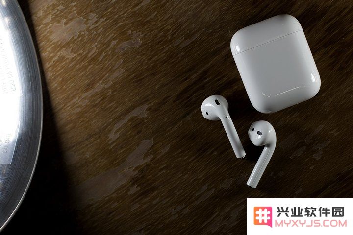 购买 2 年的 AirPods 续航下降怎么办？为什么两只耳机电量损耗不同？