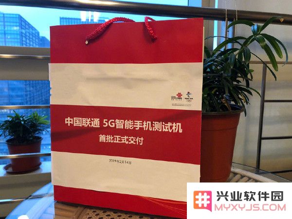 新款 iPhone 是否支持 5G、使用 5G 网络需要换卡吗、资费情况如何？