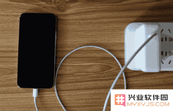 Mac 笔记本电源适配器可以为 iPhone 或 iPad 充电吗？