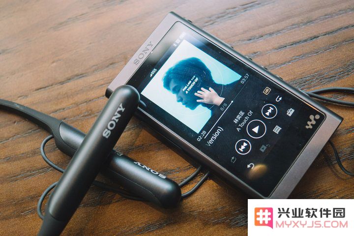 耳机音量过大对听力造成的影响，以及在使用 iPhone 时如何有效保护听力的建议