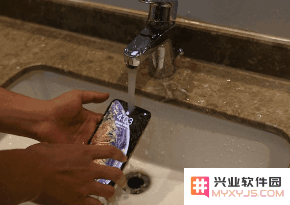 揭示 iPhone XS Max 防水特性被误解的重要性，进水情况并不在保修范围内
