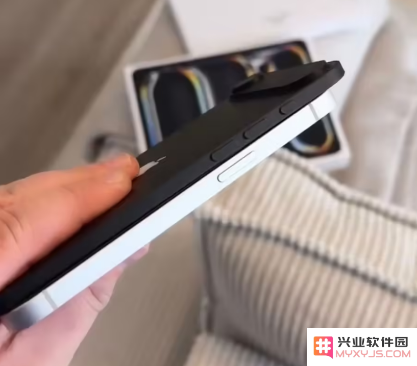 iPhone 17 Air 机模上手：极限薄！