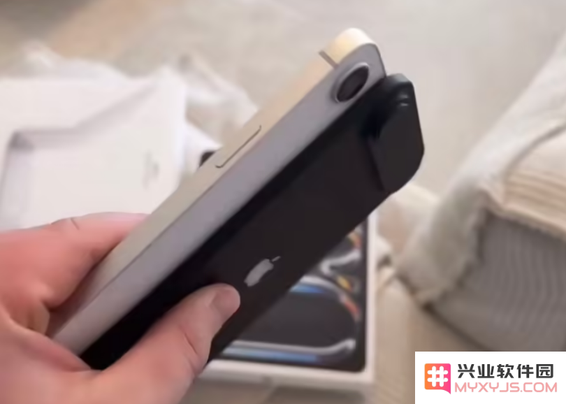 iPhone 17 Air 机模上手：极限薄！