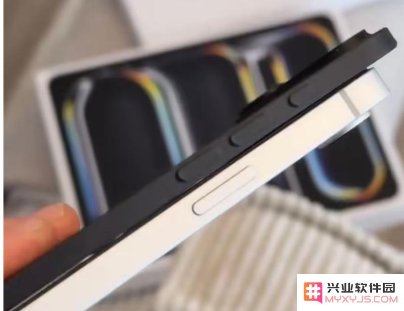 iPhone 17 Air 机模上手：极限薄！