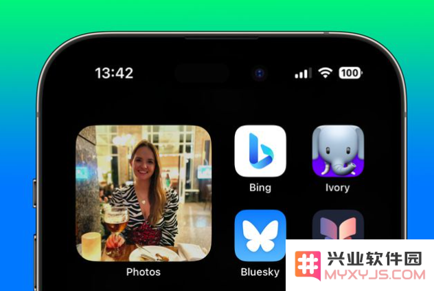 iOS 17 小技巧：在 iPhone 主屏幕照片小组件中展示指定照片