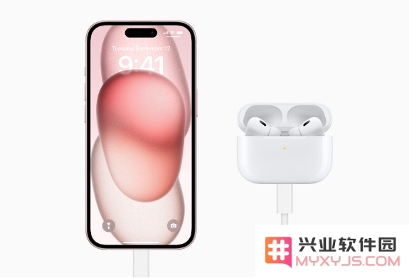 如何使用 iPhone 15 系列机型为 AirPods 等设备充电？