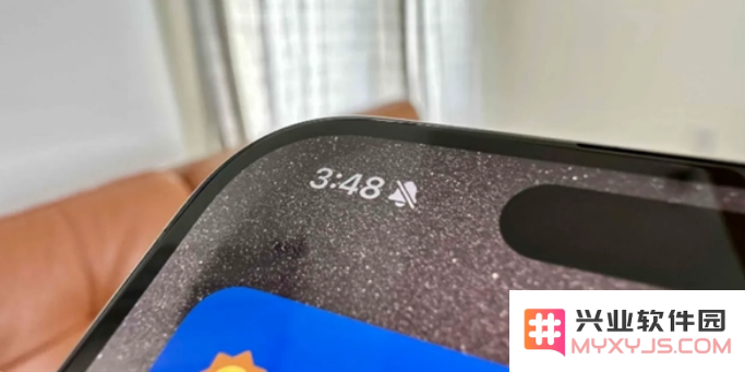 如何隐藏iPhone15 Pro上的静音铃声图标？