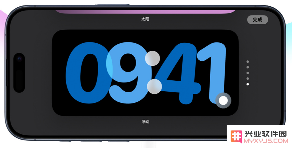 升级 iOS 17 后，如何触发和使用待机显示功能？