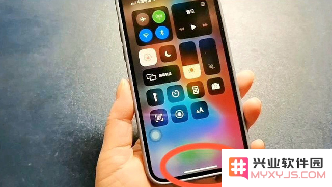 如何使用 iPhone 手机下方横线进行应用切换？