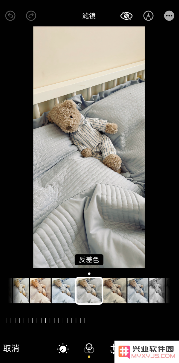 如何在 iPhone 上为照片添加富士滤镜效果？