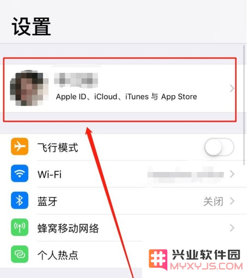 如何在iPhone14上与家庭成员方便地共享iCloud存储空间？