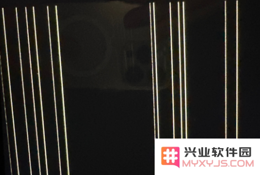 遇到苹果 iPhone 14 Pro 机型屏幕亮起时出现细线闪烁的问题该如何处理？