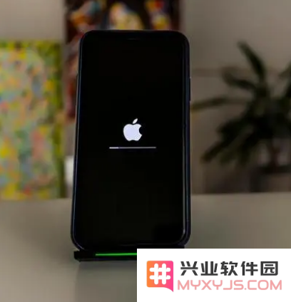 如何解决在更新iOS 16时卡在滑动升级界面的问题，帮助你顺利完成系统升级