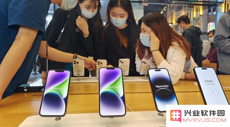 为何市场上对于iPhone 14普通版的需求急剧下降引发众多消费者的关注？