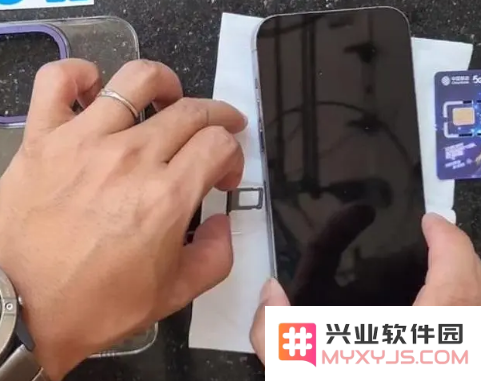 苹果iPhone 14 SIM卡安装教程