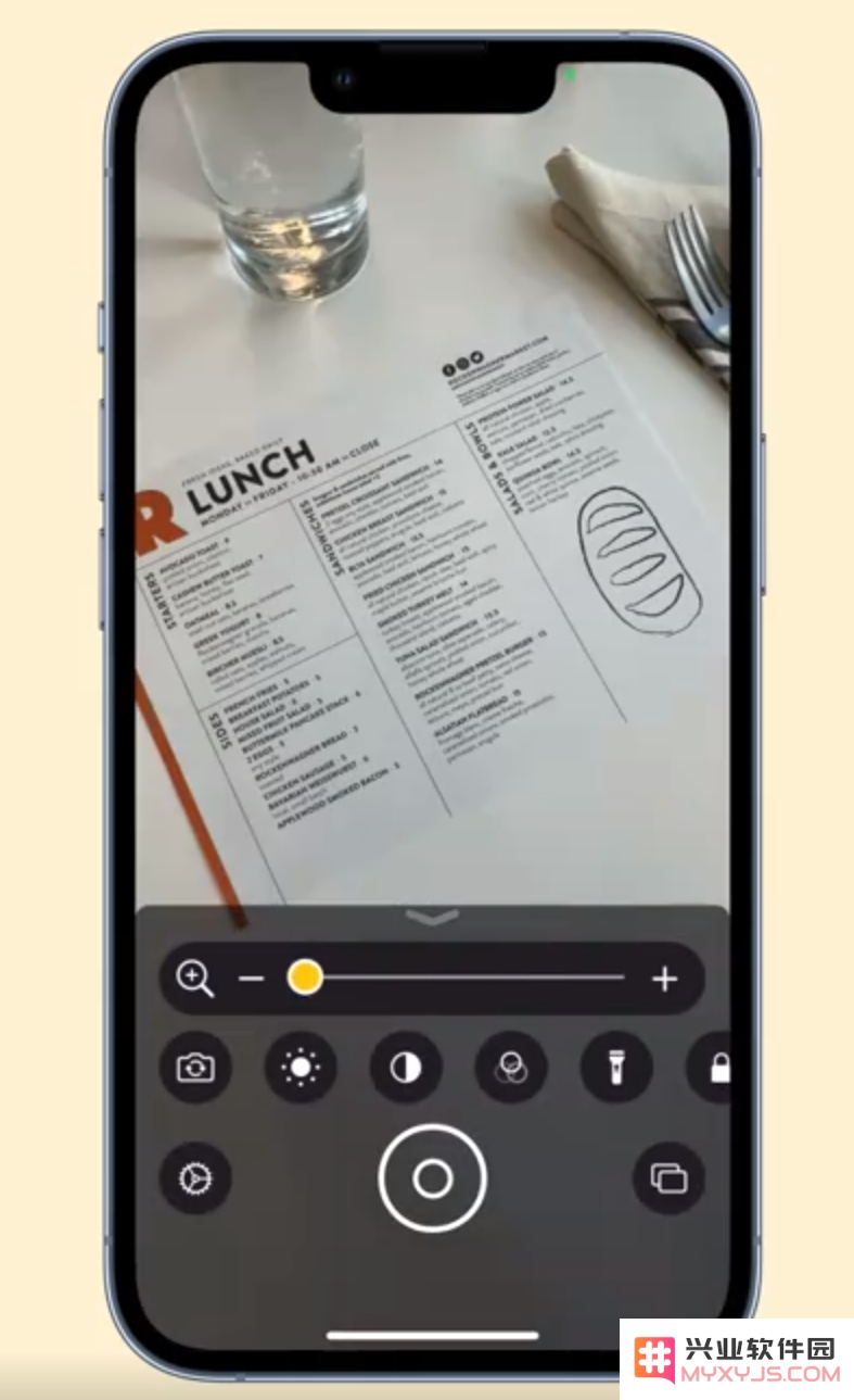 iPhone 小技巧：使用自带的放大器功能放大文字