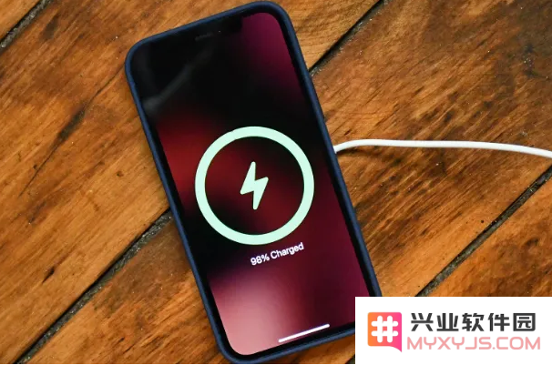 手机充电过度是否会导致爆炸？正确的iPhone充电方法与注意事项