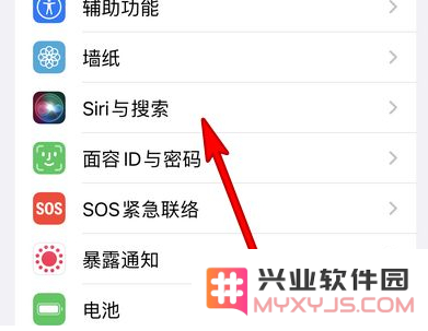 如何在 iPhone 13 上成功唤醒 Siri，获取智能助理的帮助和功能？