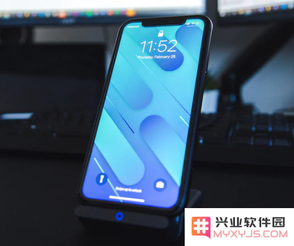 如何解决iPhone 12 锁屏密码突然变为六位数或组合密码导致无法进入主界面的困扰？