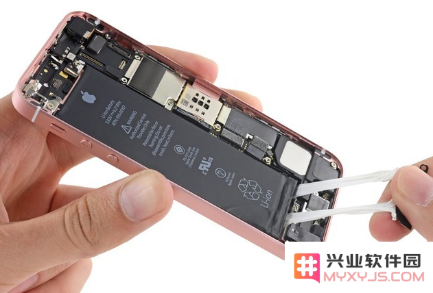 在什么样的情况下，老旧款iPhone需要更换电池以确保正常使用和长久续航？