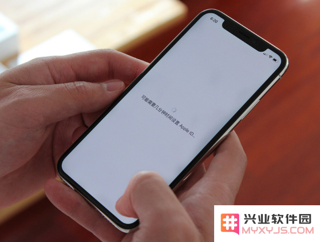 为何苹果至今不舍弃iPhone的大刘海屏设计，背后究竟隐藏了哪些原因？