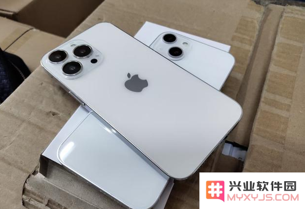 iPhone 13机模的外观特征及其与正式发布的真机设计对比分析