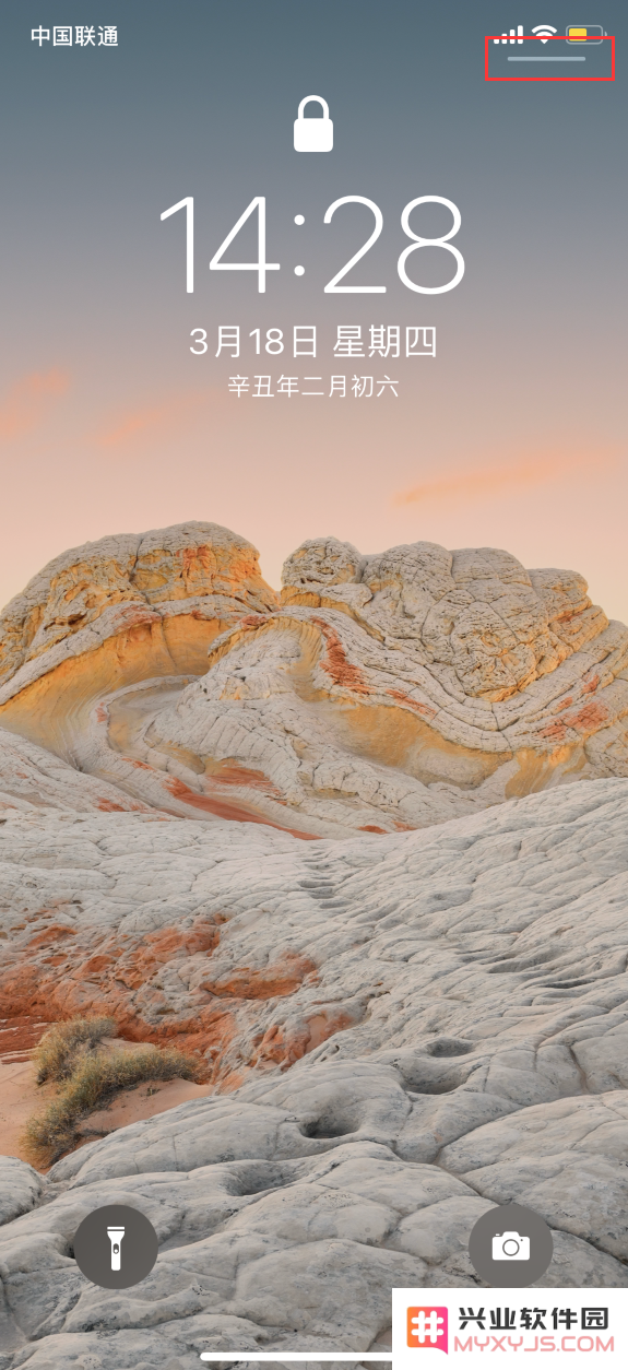如何在 iPhone 12 上消除锁屏界面右上角的小横条，提升使用体验的方法