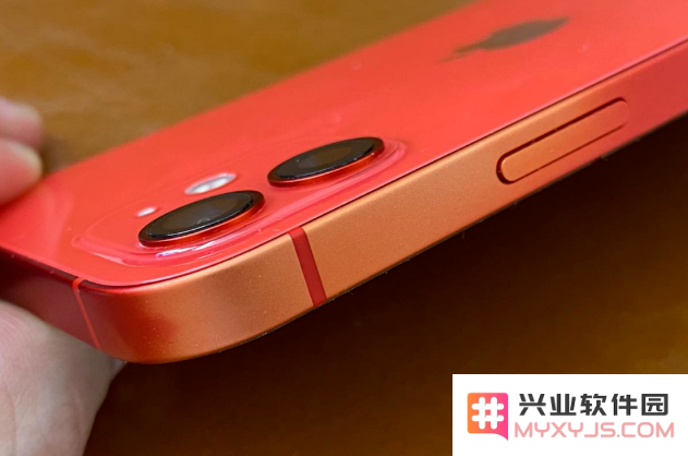 你是否也发现你的iPhone 12在使用过程中发生褪色现象？