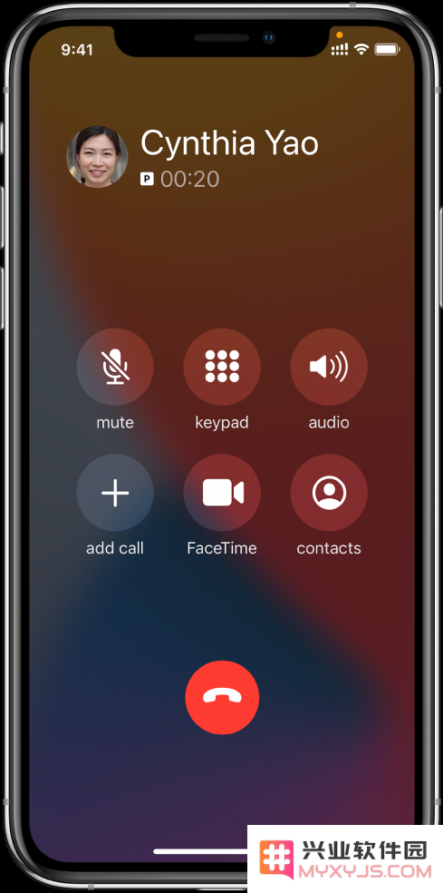 如何在 iPhone 通话过程中接听第二个来电并管理通话？
