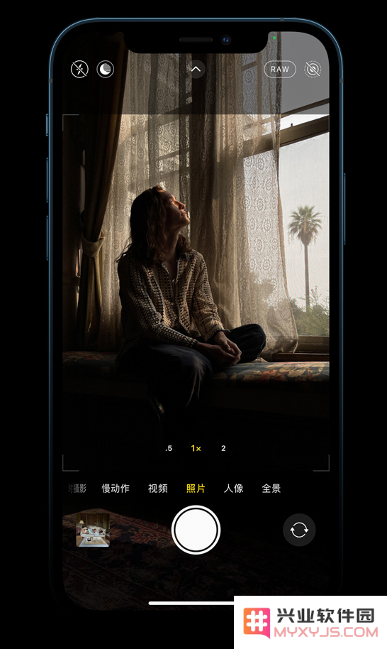 如何在 iPhone 12 Pro 和 iPhone 12 Pro Max 中启用 ProRAW 照片格式以提升摄影体验？