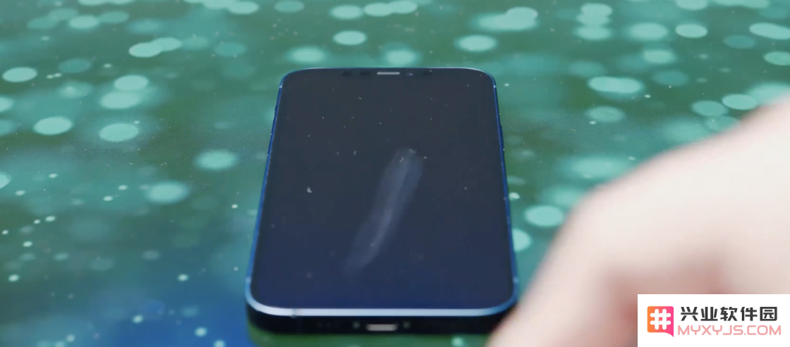 iPhone 12 Pro 的屏幕表现如何？5G网络信号的实际使用体验评测