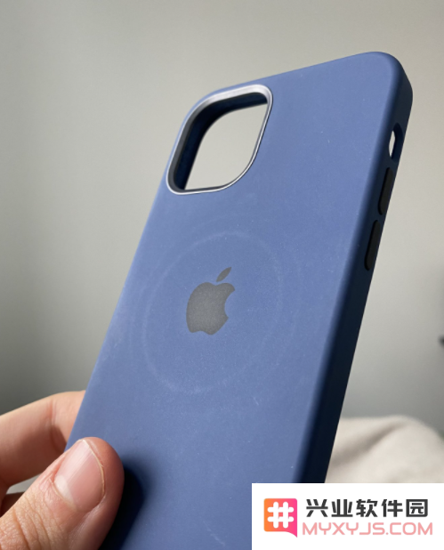 如何有效清洁与您的 iPhone 12 一起使用的 MagSafe 充电器以保持其最佳性能？