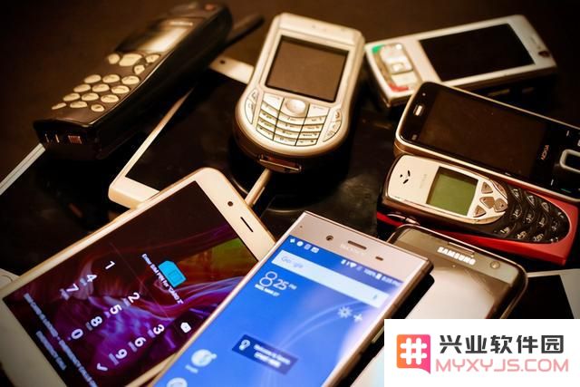 如果您的iPhone 12相机出现故障，是否可以寻求第三方维修服务？