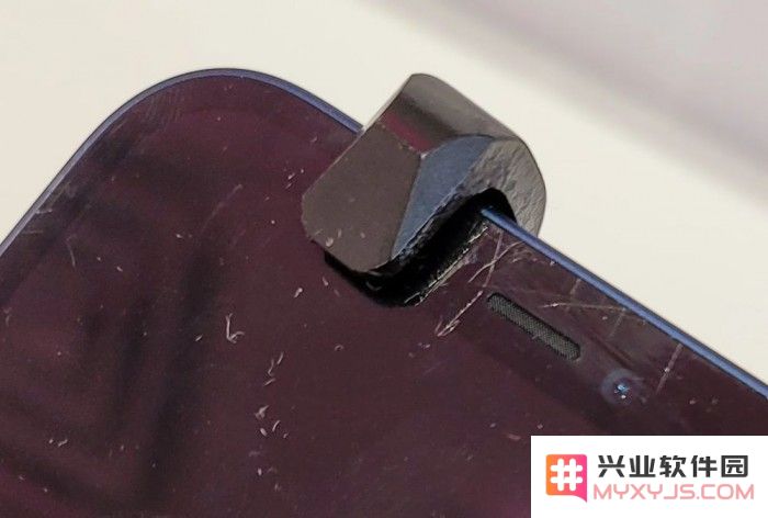 尽管 iPhone 12 的屏幕抗摔能力更强，但用户仍需关注屏幕划痕的潜在风险