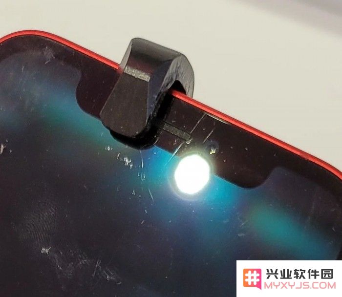 iPhone 12 屏幕更耐摔，但仍要注意划痕问题