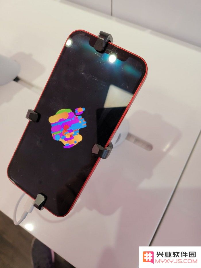 iPhone 12 屏幕更耐摔，但仍要注意划痕问题