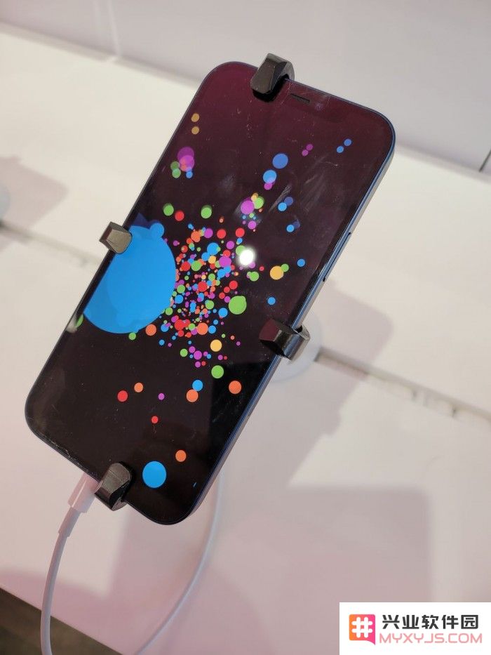 iPhone 12 屏幕更耐摔，但仍要注意划痕问题