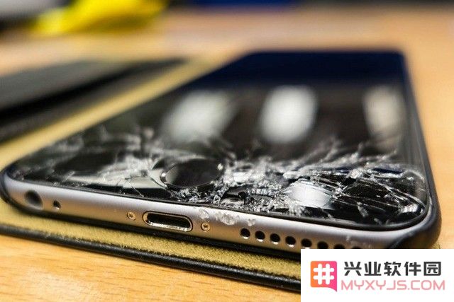 其他版本的 iPhone 都能免费换新，为什么国行就不行？