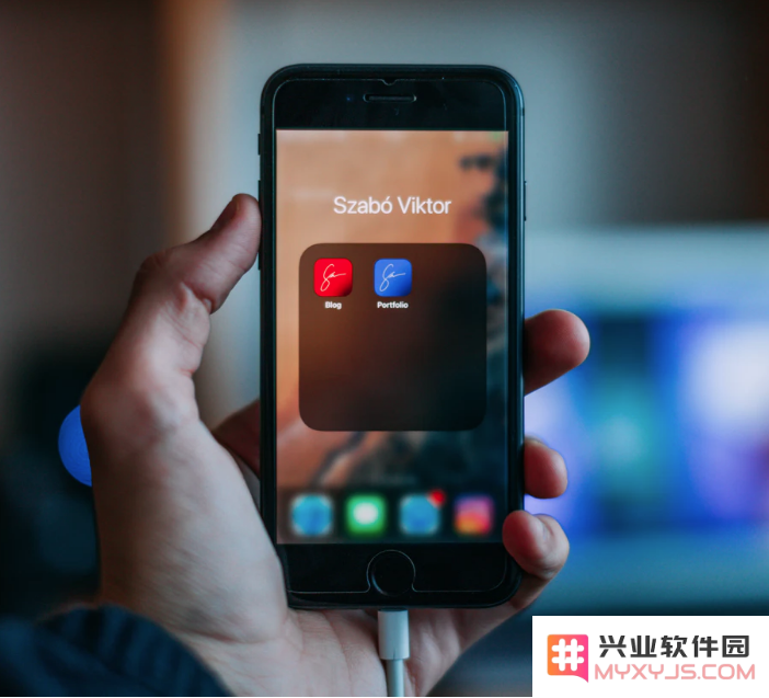 iPhone和iPad是否可以长时间连接充电器进行充电，而不会影响电池寿命？