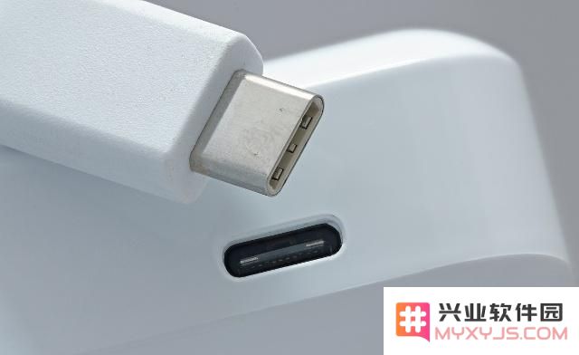 iPhone 12 依然保持 Lighting 接口不变，苹果为何选择不采用更普及的 Type-C 接口？